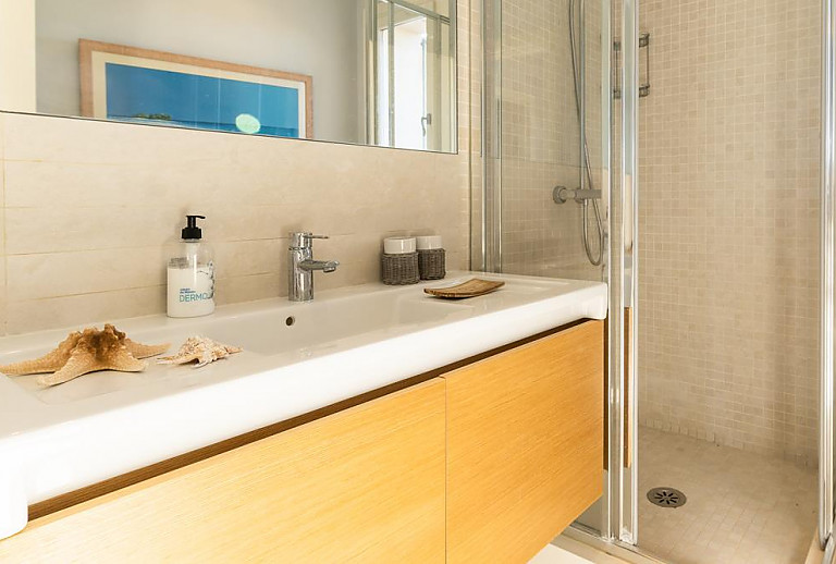 Bad mit Waschbecken und Dusche