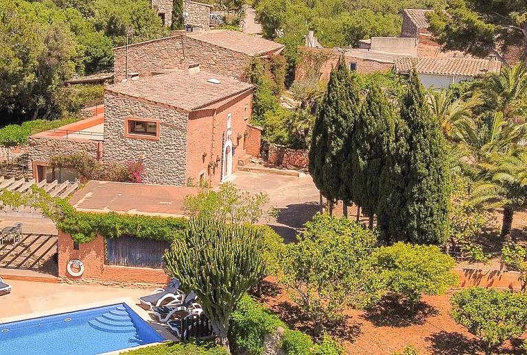 Pool und Sonnenliegen vor der Finca