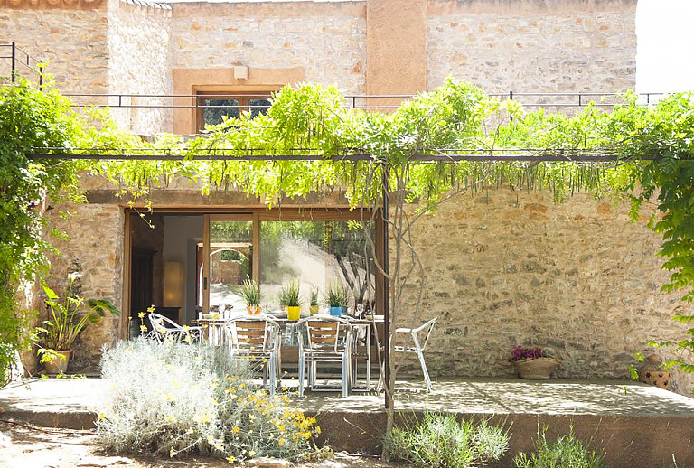 Terrasse mit Tisch und Gartenstühlen