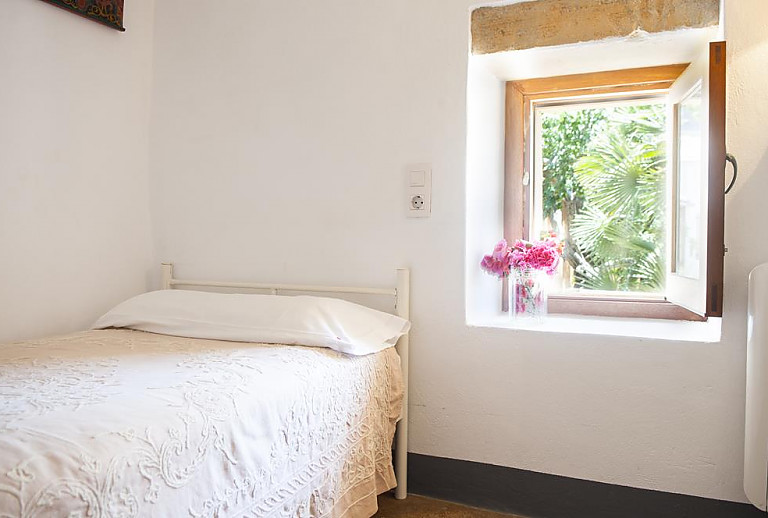 Schlafzimmer mit Einzelbett und Fenster