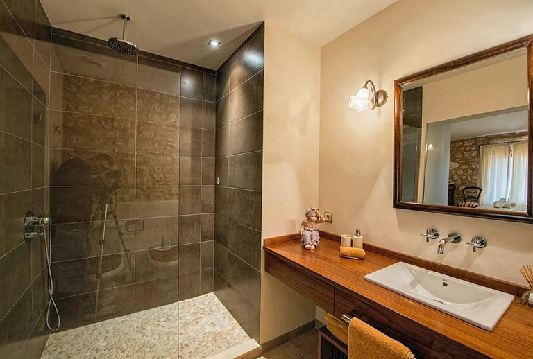 Spiegel und Dusche im Badezimmer