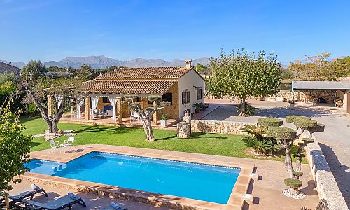 Grundstück mit Pool und Finca