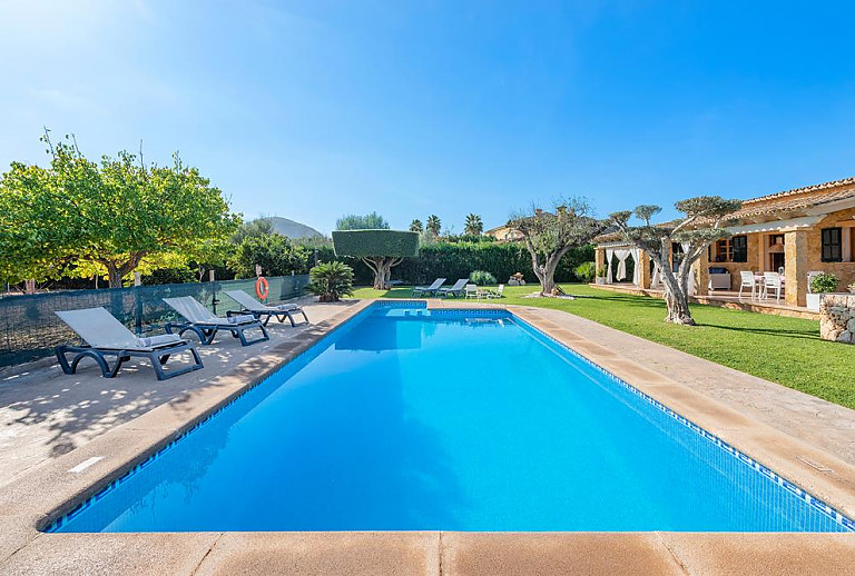 Pool mit Sonnenliegen vor der Finca