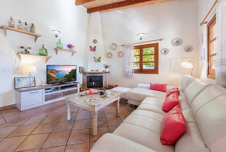 Wohnzimmer mit Kamin und Couch