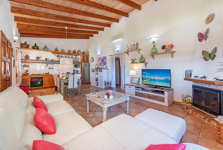 Wohnzimmer mit Fernseher und Couch