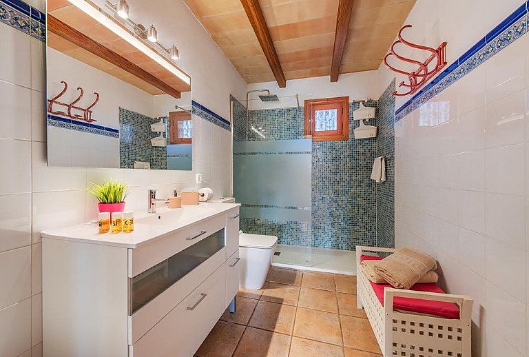 Badezimmer mit Dusche und Waschbecken