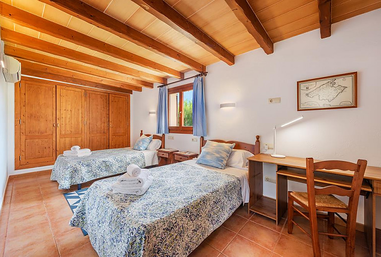 Schlafzimmer mit Einzelbetten und Wandschrank