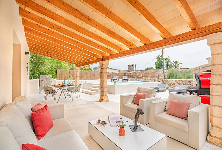 Terrasse mit Sofa und Couch