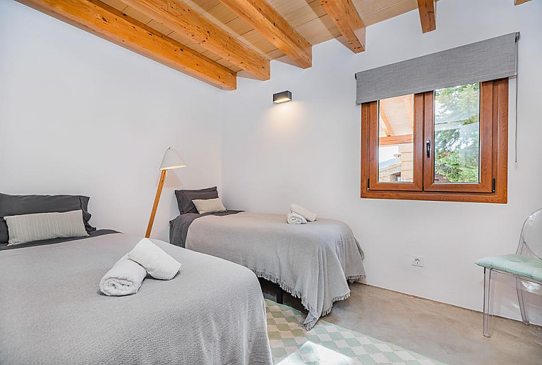 Schlafzimmer mit Einzelbetten Fenster