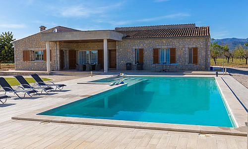 Finca mit Pool und Sonnenliegen