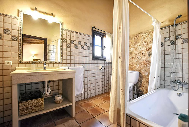 Badezimmer mit WC und Waschbecken