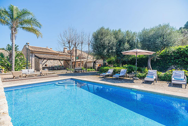 Pool im Garten der Finca mit Sonnenliegen