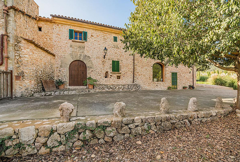 Hof mit Baum vor der Finca