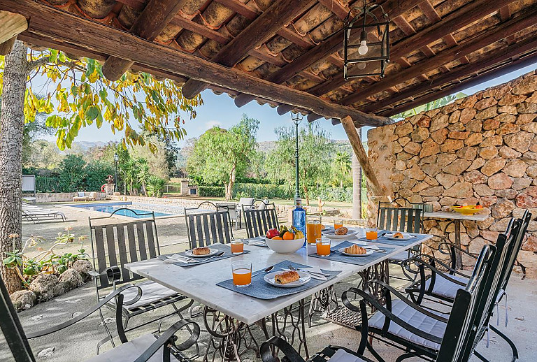 Terrasse mit Vordach und Esstisch