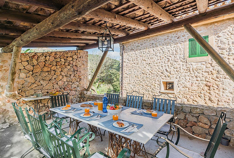 Terrasse mit Vordach und Esstisch