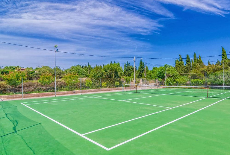 Tennisplatz auf dem Grundstück