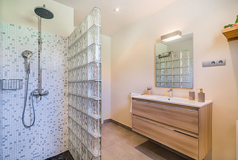 Badezimmer mit Dusche und Waschbecken