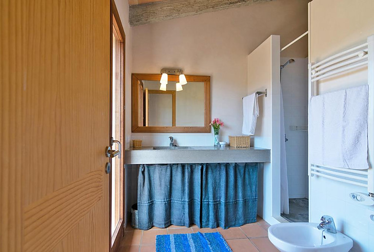 Badezimmer mit Dusche und Waschbecken