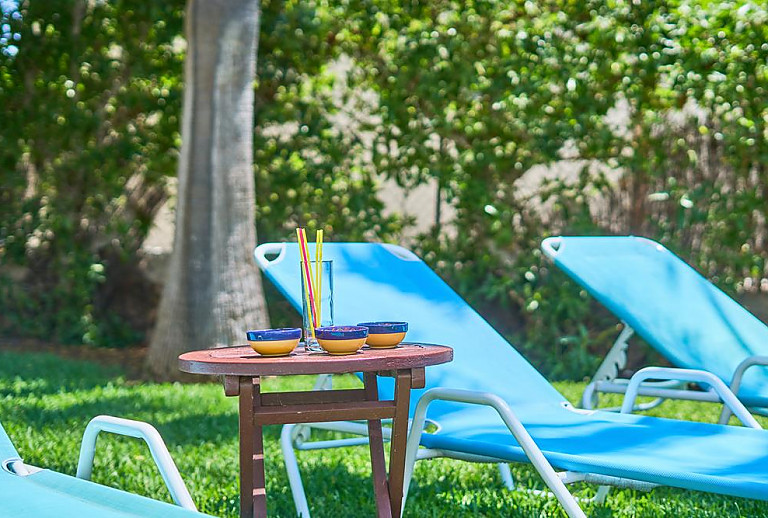 Sonnenliegen auf dem Rasen am Pool
