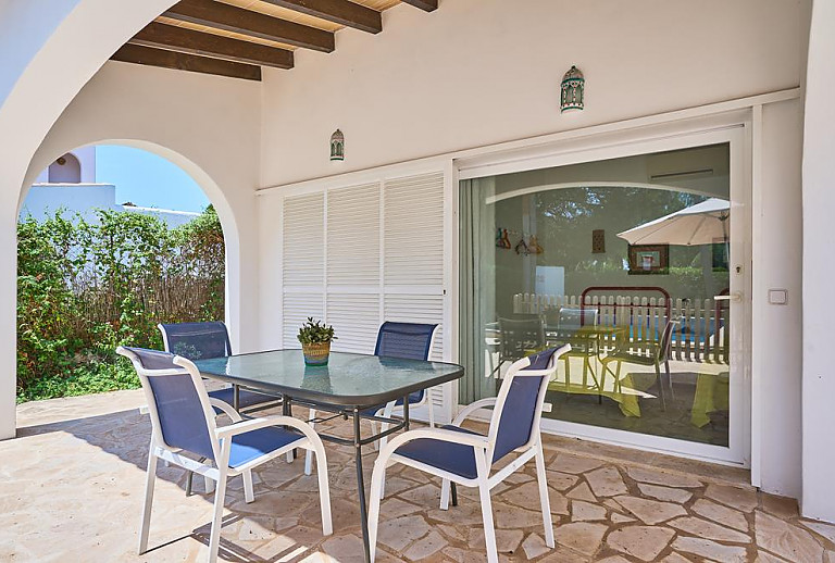 Terrasse mit Vordach und Esstisch