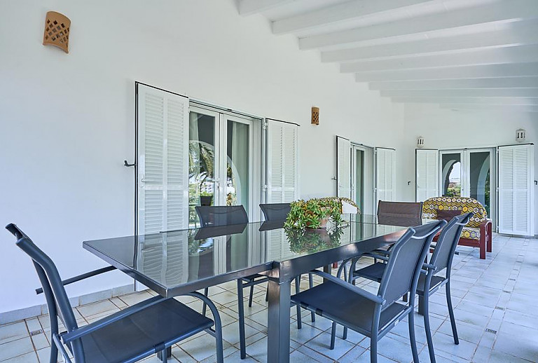 Terrasse mit Vordach und Esstisch