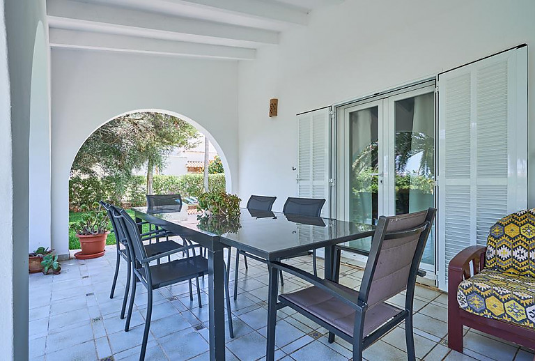 Terrasse mit Vordach und Esstisch