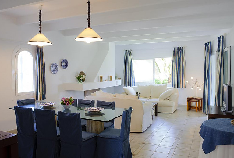 Esstisch mit Stühlen im Wohnzimmer