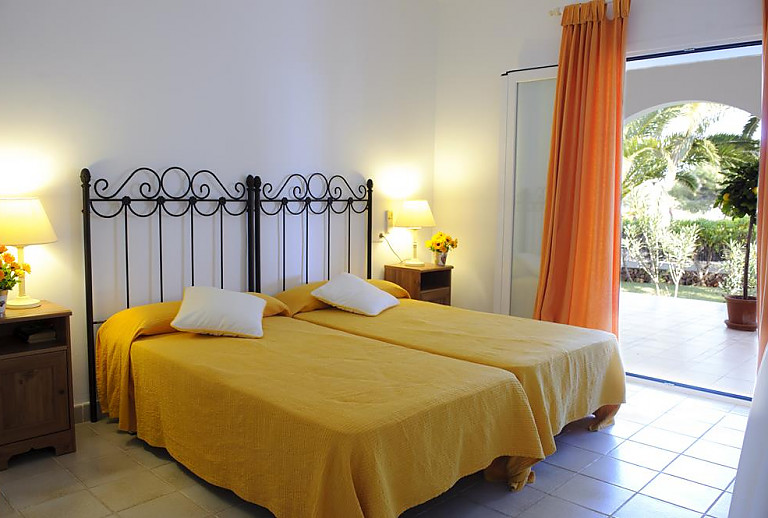 Schlafzimmer mit Einzelbetten und Terrassentür