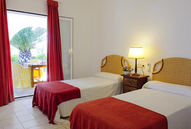 Schlafzimmer mit Einzelbetten und Terrassentür