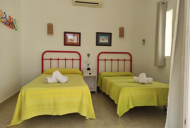 Schlafzimmer mit Einzelbetten und Fenster