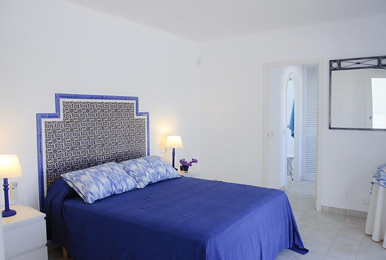 Schlafzimmer mit Doppelbett und Nachttisch