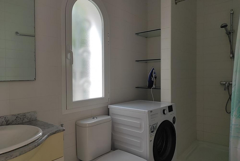 Badezimmer mit WC und Waschbecken