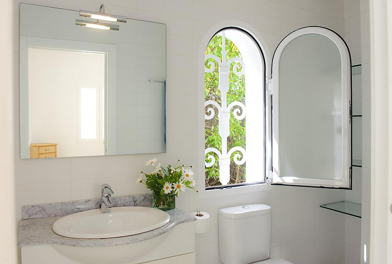 Badezimmer mit Fenster und Waschbecken