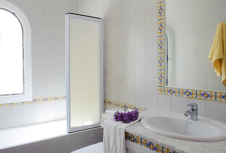 Bad mit Wanne und Waschbecken