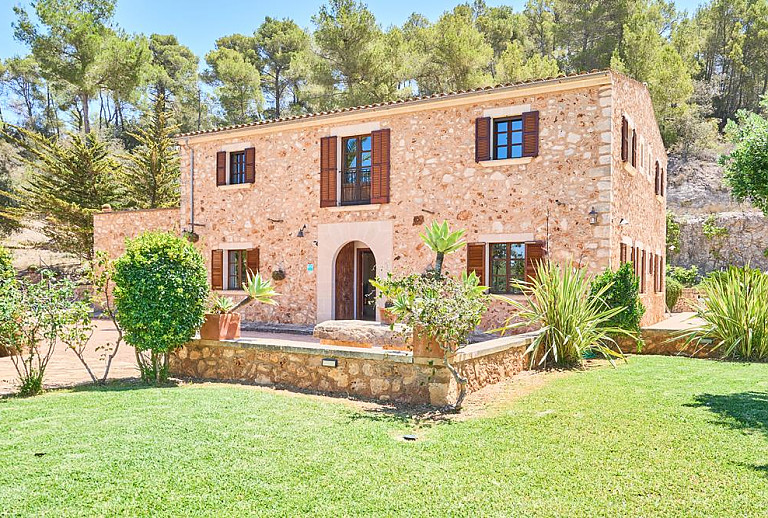 Rasen im Garten vor der Finca
