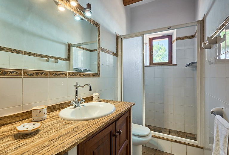 Dusche und Waschbecken im Bad