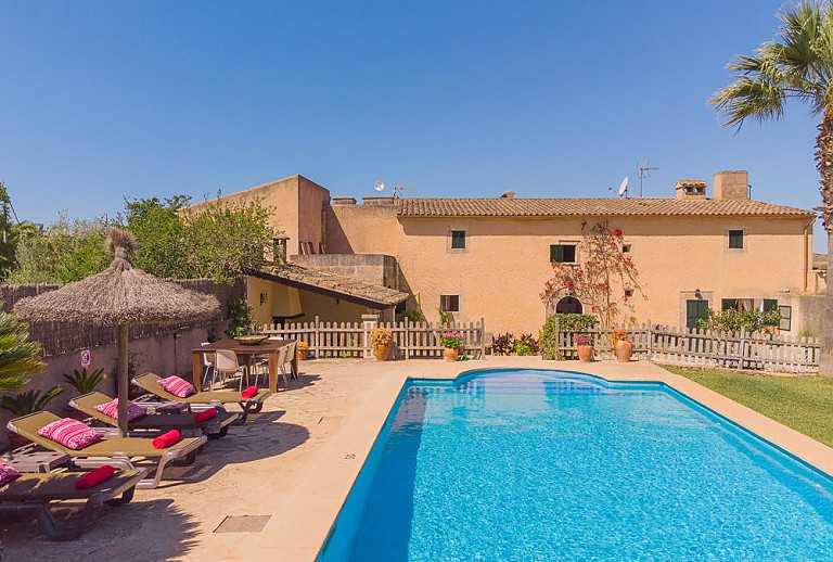 Pool und Sonnenliegen vor der Finca