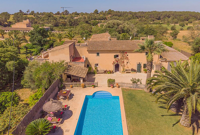 Grundstück mit Pool und Sonnenliegen vor der Finca
