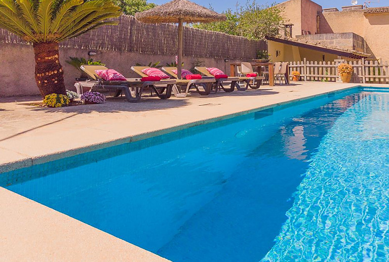 Sonnenliegen am Pool im Außenbereich
