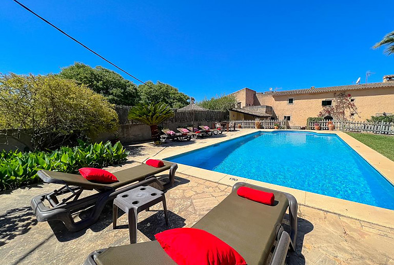 Pool und Sonnenliegen vor der Finca