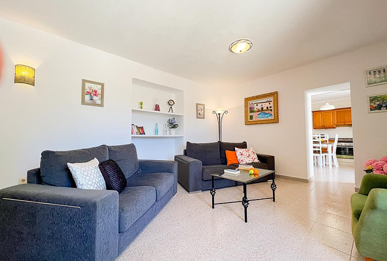 Wohnzimmer mit Couch vor der Küche