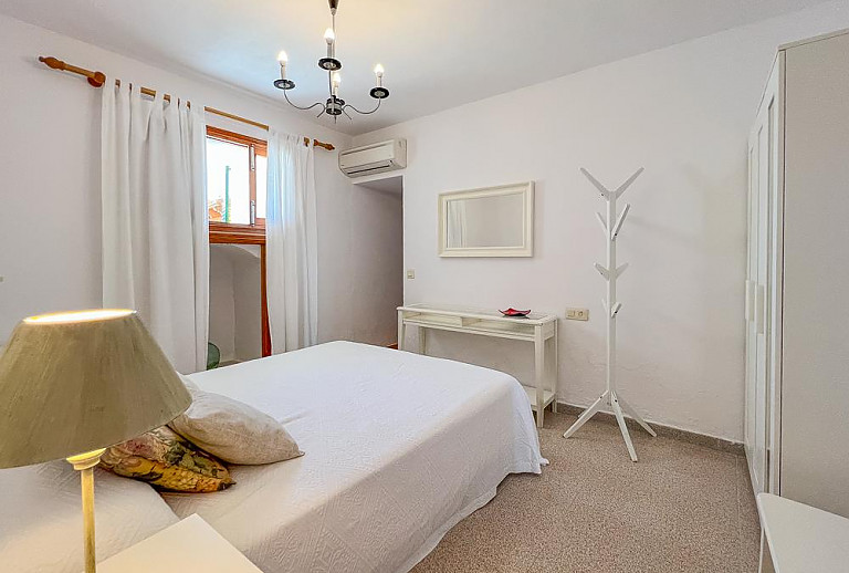 Schlafzimmer mit Doppelbett und Klimaanlage