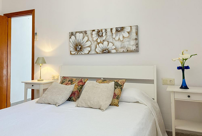 Schlafzimmer mit Doppelbett und Wandbild