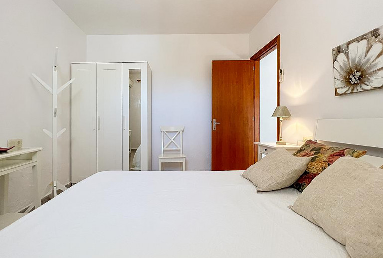 Schlafzimmer mit Doppelbett und Kleiderschrank