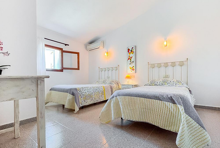 Schlafzimmer mit Einzelbetten und Klimaanlage