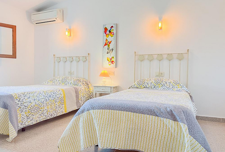 Schlafzimmer mit Einzelbetten und Nachttisch
