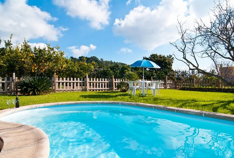 Außenbereich mit Pool und Gartenmöbel