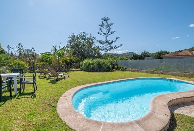 Garten mit Pool und Sonnenliegen