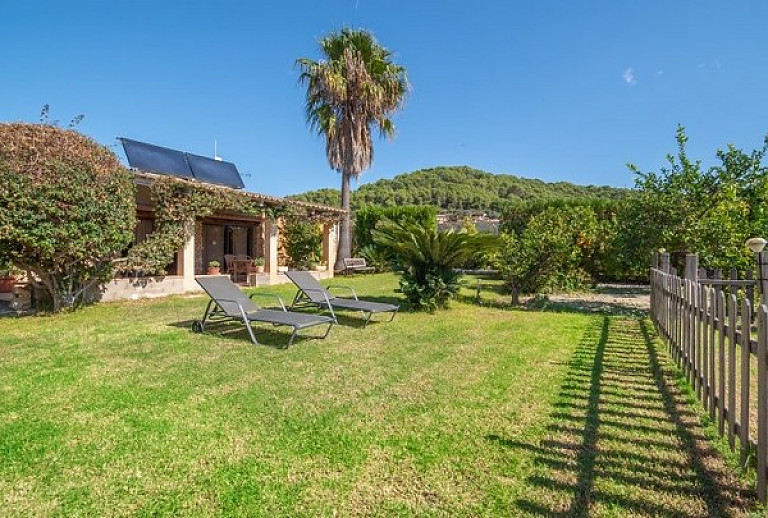 Grundstück mit Finca und Rasen mit Sonnenliegen