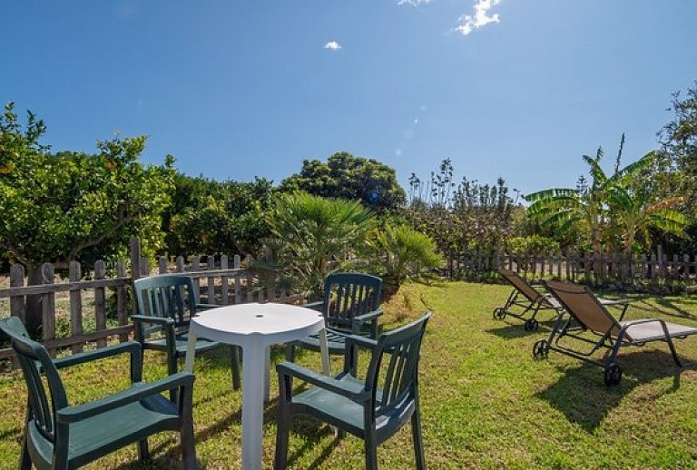 Gartenmöbel und Sonnenliegen auf dem Rasen